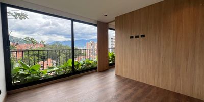 Apartaestudio en venta en unidad cerrada ubicada en un sector residencial con fácil acceso desde la principal, cerca a centros comerciales, parques, restaurantes y una gran oferta de servicios complementarios ademas de rutas de transporte. Entorno muy tranquilo de poco flujo vehicular. Cuenta con piso en madera, sala comedor, 1 alcoba con baño y vestier en la principal, baño social, para un total de 2 baños cocina integral abierta tipo americano, cuarto útil, zona de ropas, balcón y parqueaderos  cubiertos inmuebles sujetos a verificacion de disponibilidad
