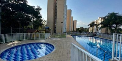 Apartamento en venta de 54m2, con vista exterior, ubicado en un 9no piso (Torre F Apto 904), acceso por ascensor, parqueadero propio descubierto (236). Consta de 2 habitaciones, 2 baños, sala comedor, balcón, zona de estudio, cocina integral y zona de lavandería. Tiene piso cerámico en todas sus zonas. El conjunto cuenta con zonas verdes, zona para niños, salón social, BBQ, piscina y vigilancia privada las 24 horas. Cerca a centro comercial Farallones Plaza; cerca a almacenes de cadena D1; cerca a colegio Interactivo Crecer; Vías de acceso por la Carrera 11 y Calle 12 Sur. ID-11992701355
