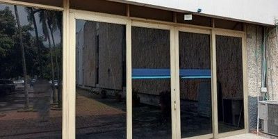 Empecemos a hacer realidad tus suenos, este es un excelente local con un muy buen espacio e iluminacion. Ubicacion en el sector itagui, cerca a la autopista sura, estacion Ayura, Envigado, y viva envigado. Aqui podras recibir a los clientes que van a creer en ti. Comunicate con nuestro asesor.