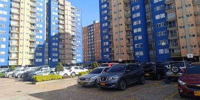 CASTILLA - CONJUNTO AVARVES DE CASTILLA,  Apartamento segundo piso, ascensor,  sala comedor y estupendo  balcón, 3 habitaciones sin closet , la p/pal baño privado y baño de alcobas, cocina semi-integral gas natural,  lavadero e instalación lavadora,  pisos en cerámica, estupenda luz natural, parqueadero comunal se asigna por sorteo ante la administración, lindo conjunto cerrado, dos parques infantiles, salón social,  gimnasio, estrato 3. para verlo se agenda cita previa.