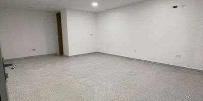 Oportunidad de inversión en el corazón del Carmen de Viboral. Se vende local comercial de 32 m² ubicado en el segundo piso del reconocido Mall Carmen Plaza, justo en el centro del municipio y a media cuadra del parque principal, frente a la estación de policía. Este centro comercial cuenta con una alta ocupación por parte de EPS, ópticas, odontologías, cafeterías y otros servicios, lo que asegura un flujo constante de visitantes y clientes potenciales.El local dispone de baño privado, excelente iluminación, y fácil acceso gracias al ascensor con acceso para personas con movilidad reducida. El horario operativo del mall es de 6:00 a.m. a 7:00 p.m., en línea con las entidades de salud que allí operan.Ideal para consultorios, oficinas o comercio relacionado con la salud o el bienestar.