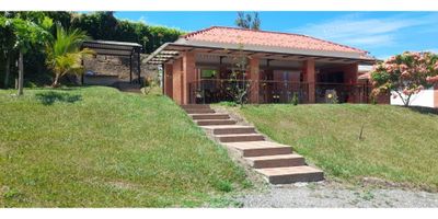 Casa campestre de 275 m2 construidos en lote de 975 m2 en Neira, Caldas

Oportunidad para vivir la experiencia campestre con comodidad urbana en estrato 5. Se vende amoblada y en excelente estado, dentro de conjunto cerrado.

Descripción de la propiedad

La vivienda ofrece cinco habitaciones, principal con tina, y tres baños. Cocina funcional, zona BBQ y patio de ropas. Mampostería estructural a la vista, cielos rasos en PVC y ventanería en aluminio. Pisos en cerámica y zonas duras en gualanday con tableta. Parqueo para siete carros, uno con cubierta.

Descripción del entorno y acceso

Dispone de energía Chec y acueducto del abasto rural Pan de Azúcar. Ubicada en Neira, en ambiente campestre y residencial.

Contáctanos

Escríbenos por WhatsApp para agendar tu visita y ampliar información. En Inmobiliaria Castro Rosero te acompañamos para que tomes la mejor decisión de compra.


