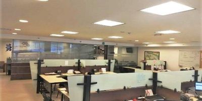 Oficina en venta en edificio en el sector de Guayabal, excelente ubicación cerca a la terminal del sur, fácil acceso a transporte publico, cerca Parque Juan Pablo II, cooperativas, centros de salud, y una gran variedad de servicios complementarios. Piso en cerámica, 20 espacios, baños privados, cocineta, cuarto útil, cableado de red, techo cielo raso, aire acondicionado privado, 20 parqueaderos independientes cubiertos. Cuenta con ascensor, vigilancia 24 horas, citofonia, circuito cerrado de Tv, auditorio, parqueadero visitantes sin costo, alarma y caja fuerte. Inmuebles sujetos a verificación de disponibilidad.