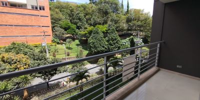 Apartamento en arriendo que te permite disfrutar una vista en su piso 7, con iluminacion natural, y una excelente ventilacion. Esta situado en una zona tranquila y residencial de Envigado, con un area de 78m, esta propiedad cuenta con 3 habitaciones, vestier, 2 closets, 2 banos, sala-comedor, cocina integral, zona de ropas, balcon, parqueadero cubierto, cuarto util. En unidad compuesta, de Parqueadero de Visitantes, Piscina, Salon Social, Zonas Verdes, Vigilancia 24/7. Su ubicacion estrategica te permite estar cerca del Mall Comercial Distrito Avignon, Parque de las Mariposas, Parque La Guayacana, Trans. Intermedia, con facil acceso a servicios, comercios y zonas residenciales tranquilas.