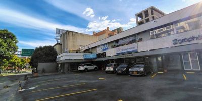 Oficina en arriendo en manila con 5 baños, 44 m2 de terraza, pisos en porcelanato, cocineta, energía 110, área de 172m2, parqueaderos comunes.cerca al parque del poblado, éxito, estación poblado, av. el poblado.