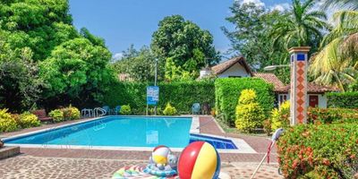 Casa finca de recreo en condominio vacacional, ideal para el descanso y disfrute con familia y amigos.
Ubicada en un sector tranquilo y seguro, el condominio ofrece piscina para adultos y niños, amplias zonas verdes y portería permanente. Se encuentra a solo 13 km de Kanaloa Parque Acuático, sobre la vía Santa Fé de Antioquia – Sopetrán, en el municipio de Olaya, Occidente antioqueño.
La propiedad tiene un área total de 300 m², con 100 m² construidos en dos niveles. Cuenta con seis habitaciones, cinco baños, sala, comedor, cocina sencilla, zona de ropas, amplios pasillos y corredores, así como zona de parqueadero.
¡No dejes pasar esta oportunidad para tener tu lugar de descanso en Antioquia! Contáctanos al 3012021300 para programar una visita y conocer más detalles.