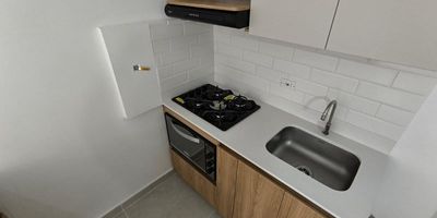 Este apartamento de 52 metros cuadrados se encuentra en el sector Pan de Azucar, Sabaneta(Ant); Está ubicado en un entorno residencial y tranquilo, rodeado de naturaleza, con fácil acceso a transporte público, cerca de colegios y cancha deportiva.
Cuenta con dos alcobas, un closet, un vestier, un baño, sala-comedor, cocina integral, ventanal, zona de ropas, parqueadero cubierto y cuarto útil. 
La unidad tiene porteria permanente y las zonas comunes se encuentran actualmente en construcción.
Observaciones: Actualmente está rentado en $1.300.000.
¡No dejes pasar esta oportunidad única! Contáctanos al 3012021300 para programar una visita y descubrir más sobre esta propiedad.