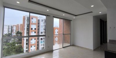 Apartamento de 54 m² en séptimo piso, Conjunto Residencial Magenta – Ciudad Meléndez, sur de Cali. Cuenta con 3 habitaciones, habitación principal con baño completo  y Vestier, 2 baños completos, sala-comedor con excelente iluminación, cocina abierta tipo americana con decoración moderna, zona de oficios y parqueadero comunitario.  El conjunto ofrece piscina para adultos y niños, entorno tranquilo y residencial, con ubicación estratégica cerca a universidades, transporte público y comercio. Ideal para familias jóvenes o como inversión.