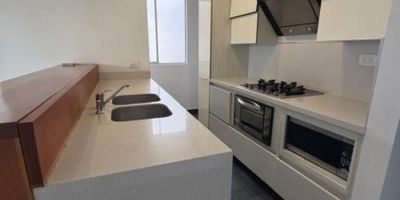 Moderno apartamento ubicado en la loma de esmeraldal piso alto con una hermosa vista y mucha tranquilidad, dos amplias habitaciones cada una con baño, estudio, yacuzzi en la habitación `principal, incluye proyector, cocina abierta y remodelada, unidad completa com piscina, gimnasio, juegos infantiles