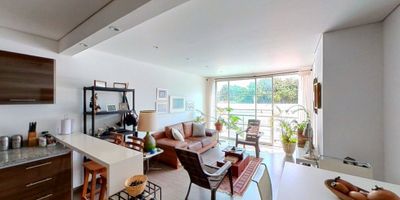 Apartameto en venta de 68m2, con vista interior, ubicado en un 3er piso (Apto 304), acceso por ascensor. Consta de 2 habitación, 2 baño, sala comedor, cocina integral, balcón y zona de lavandería. Tiene piso cerámico en todas sus zonas. El Edificio cuenta con y vigilancia privada las 24 horas. Cerca a centro comercial Chpichape; cerca a almacenes de cadena Pricesmart. Vías de acceso por la Avenida 4n y calle 43norte. ID-40257411846
