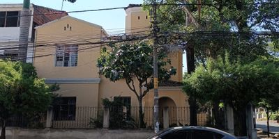 ¡Oportunidad única en uno de los barrios más tradicionales de Cali!  Esta encantadora casa antigua cuenta con un hermosos antejardín que te da la bienvenida a un espacio lleno de historia y caracter. Sus 4 amplias alcobas y 3 baños ofrecen comodidad y espacio para toda la familia o para un proyecto comercial como restaurante o un hostal.
La propiedad incluye un balcón con vista que te permitirá disfrutar del ambiente del barrio, una zona de oficios y una cocina amplia y versatil, perfecta para desarrollar tus sueños culinarios o atender huespedes.
Ubicada en una zona con un ambiente auténtico y cálido, esta casa ofrece la combinación perfecta de tradición y versatilidad para quienes buscan un lugar con historia y un gran potencial comercial. ¡No dejes pasar esta oportunidad!