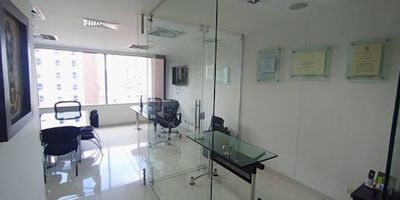 Oficina para arriendo, en una de las zonas más cotizadas y prestigiosas de la ciudad, la Milla de Oro. Con un área de 44 mts2, esta oficina está diseñada para adaptarse de manera eficiente a diversas necesidades empresariales. Cuenta con cocineta, baño privado y dos parqueaderos paralelos, excelentes acabados y amplios espacios con ventanales panorámicos que permiten una excelente iluminación natural, creando un ambiente cómodo y productivo. El edificio ofrece seguridad las 24 horas, cuenta con aire acondicionado lo que asegura un entorno profesional y seguro. Con cómodas vías de acceso, facilita la conectividad con diferentes puntos de la ciudad. Para más información, no dudes en contactarnos a través de nuestras líneas de atención al cliente. 