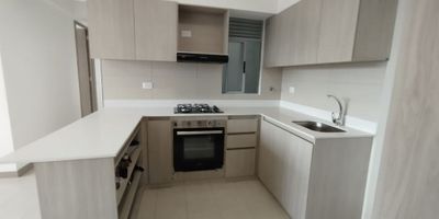Apartamento en arriendo en Rionegro, cerca al Centro Comercial San Nicolás.
Cuenta con 82 m2 construidos, piso 8,  3 habitaciones con clóset, 2 baños completos, sala comedor, cocina integral, zona de ropas, balcón con vista panorámica, iluminación natural, parqueadero cubierto y cuarto útil.
La unidad es cerrada, contara con zonas comunes y húmedas pendientes de entrega, portería 24 horas, fácil acceso a transporte público, esta ubicado a media cuadra del centro comercial San Nicolás y el Almacén Éxito de Rionegro.