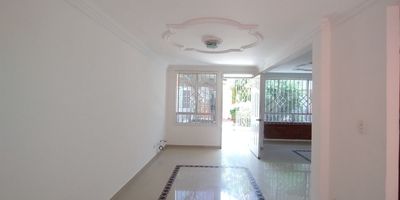 Casa dúplex en arriendo en Villa Carolina, ubicado en unidad cerrada cerca a centros comerciales, supermercados, restaurantes, parques, gimnasios, rutas de transporte público. Cuenta con 3 habitaciones, 2 baños, sala, comedor, estar de tv, hall de acceso, hall de alcobas, 1 aire minisplit, pisos en porcelanato y ceramica, escaleras en madera, cocina integral con mesón en granito, patio con pérgolas, zona de ropas, parqueadero asignado, piscina, placa polideportiva, salón comunal, parques infantiles, vigilancia y porteria 24 horas.