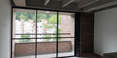 Apartaestudio en arriendo y venta unidad cerrada con facil acceso desde via principal, rutas de transporte publico, entorno muy tranquilo con areas verdes. Piso en porcelanato y madera, sala comedor, 1 alcoba con baño y vestier en la principal, cocina integral abierta tipo americano, balcon, zona de ropas y parqueadero paralelo cubierto . Conjunto cerrado con ascensores, gimnasio, salon social, jacuzzi, zonas verdes,  vigilancia 24 hrs, citofonia,y circuito cerrado de tv, inmuebles sujetos a verificacion de disponibilidad
