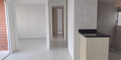 Apartamento en quinto piso, ubicado al sur de la ciudad, con 55 M², consta de sala-comedor, balcón, estudio, 2 alcobas, una de ellas con closet, alcoba principal con baño y vestier, baño social, cocina integral a gas, zona de oficios con instalación de lavadora. El conjunto cuenta con portería, citófono, recepción, ascensor, piscina, salón social, planta eléctrica, parqueadero comunitario.