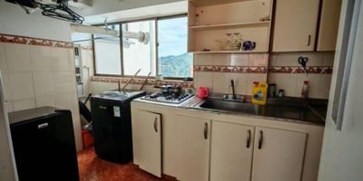 APARTAMENTO DE 2 HABITACIONES CON CLOSET, 1 HABITACION MAS PEQUEÑA , 2 BAÑOS , SALACOMEDOR,COCINA SEMINTEGRAL, PARQUEADERO. 
