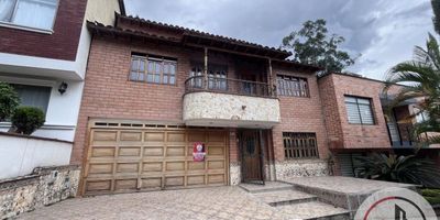 ¡Encuentra tu oasis de paz en esta hermosa casa de 250m2 en Sabaneta!"
"Ubicada en el tranquilo y seguro barrio San José, esta propiedad cuenta con amplias áreas para que disfrutes de tu hogar. Sus 4 amplias alcobas con closet te brindan todo el espacio que necesitas. 
El diseño abierto del primer piso te permite vivir cómodamente entre la sala, cocina integral y balcón. Desde aquí podrás admirar las vistas y disfrutar del verde de los árboles. 
Además, cuenta con biblioteca, zona de lavandería, calentador y áreas comunes como cancha de microfútbol y basquetbol para que aproveches en familia. 
La ubicación es ideal, cerca de centros comerciales y con fácil acceso al transporte público. Incluye parqueadero para tu vehículo y para visitas. 
Descubre tu nuevo hogar en esta acogedora casa, en un entorno seguro y lleno de comodidades. No dejes pasar esta oportunidad!"