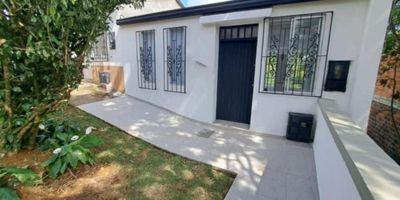 Ubicada en el tranquilo y exclusivo barrio Belmonte en la ciudad de Pereira, barrio Bel monte, una zona de alta valorización, esta hermosa casa es prácticamente para estrenar, Ideal para quienes buscan comodidad buena ubicación y un entorno residencial seguro

Características

Area construida 64.28 m

2 habitaciones amplias

2 baños

Cocina integral

Zona de ropas

Patio

Zonas verdes

Venta directa con el propietario Valor negociable 248000000

Viva en uno de los sectores mas apetecidos de Pereira con fácil acceso a transporte comercio colegios y zonas recreativas