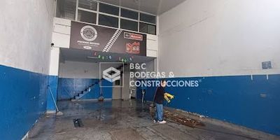 Local en sector comercial central, excelente ubicacion con buena vitrina, area de trabajo o exhibicion y area de oficina en mezaninne, piuerta persiana alta, cerca av poblado y centro comercial reconocido, local disponible para arriendo