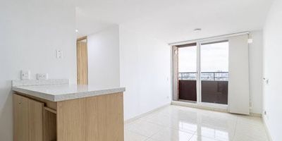 Espectacular apartamento ubicado en piso 13, con vista al exterior, iluminación y ventilación natural, tiene excelentes acabados, ubicado en una zona de alta valoración y desarrollo en la ciudad. Este inmueble cuenta con 48 M2, su distribución es de 3 habitaciones, 2 de ellas con closet, 1 baño con división en vidrio, cocina abierta integral, sala comedor con balcón, pisos en cerámica, balas en el techo. El conjunto cuenta con zonas verdes, salones sociales, parqueaderos comunales, vigilancia privada, ubicación privilegiada a 15 minutos del aeropuerto, cerca de la zona Franca, sobre la Av. principal 17, por donde pasara el tranvía, cerca de colegios y jardines, supermercados. Cualquier información adicional contáctenos al correo electrónico soranjy.garzon@inmobiliariabogota.com o al teléfono 3143632874. El equipo de Inmobiliaria Bogotá está comprometido a brindar una experiencia de vida excepcional para nuestros clientes desde el momento en que se unen a nuestra comunidad.