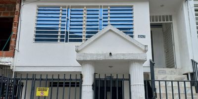 Vendo casa caney con 3 apartamentos, contadores independientes en el barrio caney muy buena ubicación cerca al olímpica, genera 3 millones de renta.
Primer piso: cuenta con 2 habitaciones, 2 baños, patio cocina semi integral, garaje para carro y moto
Segundo piso: cuenta con dos habitaciones, un baño, un estudio cocina semil integral y patio
Tercer piso: cuenta con tres habitaciones, dos baños, cocina semi integral.
Cuarto piso: terraza con la zona de aseo ,remodelada ,