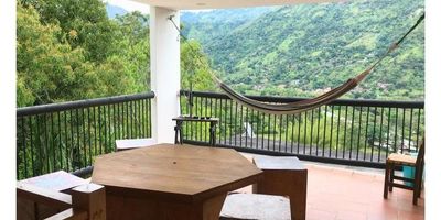 VENDO HERMOSA FINCA EN BARBOSA ANTIOQUIA
VEREDA HATILLO  - CORAZAL

Área 2.500 metros²
Área construida 200 metros 
Dispone de 
Cuatro habitaciones 
Dos baños 
Sala comedor 
Cocina integral 
Cuarto útil y de lavado 
Cinco pesebreras con cuarto de cuido y cuarto de herramientas
Piscina 
Zona BBQ
Árboles frutales 
Ubicación Barbosa Antioquia 
Vereda Hatillo sector Corazal 
Parqueadero para tres carros 
La finca se entrega a puerta cerrada
PRECIO DE VENTA $850.000.000

Clavecoltatig