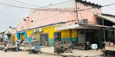 Bodega en el segundo piso, con un area de 306 m2 en el segundo piso, consta de un baño, cocineta, estantería (que se puede retirar por el propietario si se requiere), techo con aislante de calor, precio negociable. Ubicada en el centro Barranquillita.