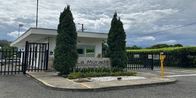 ¡Vive el sueño campestre con elegancia y exclusividad! 
En venta espectacular casa en el exclusivo Condominio Club La Morada, Jamundí, totalmente remodelada con acabados de lujo. Precio: $1.200.000.000 (negociables). Lote: 545 m², construida: 320 m², estrato 5. Garaje cubierto para 2 vehículos, amplia zona social integrada, cocina integral de diseño, 2 baños sociales, zona de lavado, jardín interno y BBQ. Habitación principal en suite con Vestier y baño adaptado en 1er piso. En 2do piso: estudio y sala de estar, una habitación con baño privado, y 2 habitaciones con baño y terraza con vista interior/exterior. Privacidad, tranquilidad y acceso a servicios, comercio y entretenimiento del sur de Cali. ¡Tu oportunidad de vivir en un paraíso! Agenda tu visita