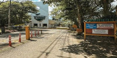 Casa campestre en venta por $850.000.000 (negociables) en el exclusivo Condominio Haciendas de Potrerito, Jamundí. 

Lote de 1.563 m² y 264 m² construidos, rodeada de naturaleza, jardines y senderos. Incluye parqueadero privado, casa de invitados, zona de estar y zona de lavado.

Primer nivel: sala, comedor principal y auxiliar, cocina integral, baño social y baño con ducha.

Segundo nivel: habitación principal con closet, baño, balcón y vista panorámica; dos habitaciones con closet (una con balcón), espacio auxiliar.

Tercer nivel: pasillo luminoso, amplia habitación y baño social.

Condominio: seguridad privada, doble portería, bosque natural, capilla y polideportivo. 

¡Vive la tranquilidad y el confort en un entorno único!