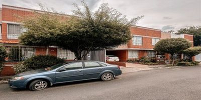 En venta casa en Palmera Real II, sur de Cali, por \$520.000.000. Con 152 m² construidos y dos niveles, ofrece confort y elegancia en un entorno tranquilo, cerca de universidades, colegios y barrios como El Caney, Ciudadela Comfandi y Verdes del Caney.
Primer piso: antejardín, parqueadero, sala-comedor integrados, baño social, cocina integral con barra y vista al patio, zona de aseo, patio interno, cuarto auxiliar con baño y escalera con tragaluz.
Segundo piso: estar o estudio, dos habitaciones con closet, baño social, balcón interno y habitación principal con baño y vestier.
¡Ideal para familias que buscan calidad de vida! Agenda tu visita.