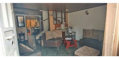 Casa en venta en Villas de Granada, Engativá, estrato tres. Tres niveles, cuatro habitaciones, tres baños, sala-comedor independiente, cocina funcional, depósito, patio cubierto con zona de ropas. Ubicada cerca de la Avenida Ciudad de Cali y Calle Ochenta, Portal de TransMilenio, centros comerciales, parques y servicios médicos. Zona residencial tranquila, segura y con alta valorización.

Identificación cuarenta.
