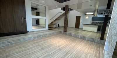 Espectacular casa campestre para estrenar de dos (2) niveles con tres (3) alcobas con closet, alcoba principal con vestier y baño privado, dos (2) deck, sala comedor con chimenea, balcón, cocina integral abierta con isla, pisos en madera flotante, terraza, cuarto útil, sala exterior, pérgola, mini cava de vinos y parqueadero para dos (2) vehículos. Un hogar lleno de estilo, confort y detalles únicos en un entorno natural. ¡Vívela y hazla tuya con La Fontana Soluciones Inmobiliarias!

Código inmo: 14892 Manizales, Caldas.
