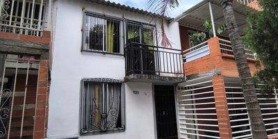 Vendo Casa en el Barrio Cordoba Reservado al Oriente de Cali, Ubicado cerca de colegios, supermercado y parques. 
2 pisos Unifamiliar
Area lote: 
Area construida:
Calles peatonal

Consta: primer piso: sala, comedor, cocina, habitacion y estudio
Segundo piso: zona de oficio, habitacion y baño.

Valor de venta: 210 millones negociables