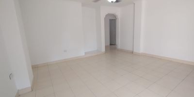 Apartamento dúplex en venta y arriendo en Villa Santos, ubicado en unidad cerrada cerca a centros comerciales, restaurantes, parques, rutas de transporte público. Cuenta con 4 habitaciones, 2 baños, sala comedor, estar de tv, hall de alcobas, pisos en ceramica, cocina semi integral con mesón en granito, patio cubierto, alcoba de servicios, baño de servicios, zona de ropas, parqueadero asignado, vigilancia y porteria 24 horas.