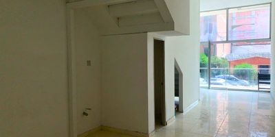 Se arrienda local en Envigado, La Paz, cuenta con 451 mts, distribuÍdos en 2 niveles, primer nivel 44 mts y 407 en el segundo, 1 baño, ventanal, piso reforzado, gas y parqueadero. Ubicado en buena zona residencial y comercial, facilidad de acceso y transporte, ideal para tu negocio.