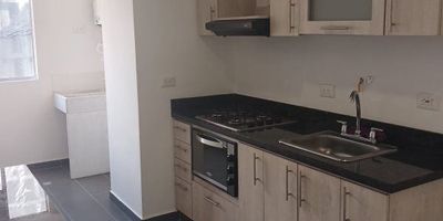 CODIGO ADBIENES 2305: EXCELENTE APARTAMENTO UBICADO EN LOS COLORES, CON MUY BUENOS ESPACIOS, PORTERIA 24 HORAS, PARQUEDERO DOBLE LINEAL Y CUARTO UTIL