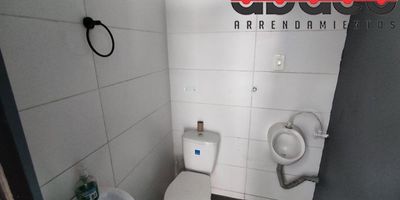 Se arrienda local comercial en Envigado, barrio San Rafael, Antioquia. Este inmueble de 60 m² útiles, distribuido en un solo nivel, ofrece 2 baños y cuenta con vigilancia para mayor seguridad. Es una opción práctica para su negocio en una zona de fácil acceso en Envigado. El canon mensual es de $3,500,000. Interesado en este local para arriendo? Consulte nuestras opciones de contacto.