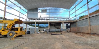 Bodega ubicada en moderno parque industrial con excelente infraestructura y facil acceso por vias principales. Cuenta con una altura libre de 12 metros, ideal para almacenamiento en altura o instalacion de maquinaria industrial. Dispone de energia trifasica, lo que permite operar equipos de alta demanda electrica sin inconvenientes. Su ubicacion estrategica facilita la logistica, ya que esta en una zona con rutas de transporte publico cercanas, lo cual beneficia al personal operativo y administrativo. El parque industrial ofrece seguridad 24/7, amplias zonas de maniobra para tractomulas y cercania a centros urbanos, convirtiendola en una opcion ideal para empresas que requieren eficiencia operativa, conectividad y condiciones optimas para produccion o distribucion. Canon $49.000.000 IVA $ 9.310.000 
