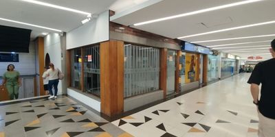 Alberto Alvarez te ofrece este local que se ubica dentro del centro comercial camino real, el cual cuenta con dos plazoletas exteriores, tres interiores, en este inmueble puedes empezar tu negocio y crecer. Que esperas para agendar cita, este centro comercial cuenta con una terraza de comidas, cafes, Centro de acondicionamiento fisico, Entidades financieras y de salud.
Canon de arrendamiento $4.000.000 + IVA + ADMON.