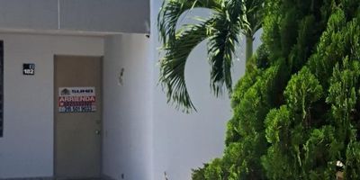 SE ALQUILA CASA # 182 CONJUNTO CEDROS DEL CASTILLO, sector exclusivo, casa de dos niveles que consta de garaje, patio, dos alcobas, dos baños, estudio, sala comedor, cocina con barra y balcón. El conjunto cuenta con zonas verdes, zona juegos para niños, salón social, piscina y vigilancia las 24/7. VALOR DEL CANON: $1.650.000 con la administración incluida. Para más información comuníquese al PBX (602) 5532727 o al 315 5019033