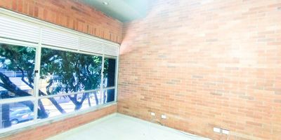 Excelente oficina en el sector de Laureles, área 30 mts, 1 baño, cocineta, piso en cerámica.