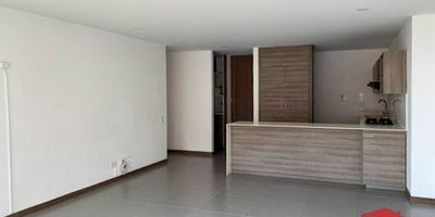 Excelente propiedad con amplios espacios, distribución funcional y acabados de calidad, destacada por su abundante luz natural en un entorno tranquilo y seguro. Ofrece sala-comedor, cocina integral espaciosa con barra americana, 2 habitaciones con clóset, 3 baños cabinados, zona de ropas, balcón con encantadora vista, 2 parqueaderos y cuarto útil. La unidad cuenta con portería 24 horas, ascensores, parqueaderos, piscina, juegos, spa, turco, sauna, gimnasio, cancha sintética y squash. Ubicada en zona campestre y residencial, cerca de la Loma de las Brujas, Loma del Escobero, Transversal Intermedia, el mall Guadalcanal y el centro comercial Cita Plaza, con acceso a rutas integradas del metro.