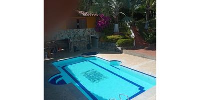 Vendo hermosa finca ubicada en la tranquila y acogedora ciudad de Girardota, en el departamento de Antioquia, un lugar ideal para quienes buscan alejarse del ruido y la agitación de la ciudad y disfrutar de la naturaleza y el aire puro. La finca cuenta con un amplio terreno de 7.200 M2, perfecto para desarrollar actividades al aire libre y disfrutar de sus hermosos jardines y zonas verdes.

La finca cuenta con: casa principal, casa para el mayordomo y casa auxiliar.

Y si lo suyo es refrescarse en el agua, esta finca cuenta con una hermosa piscina y jacuzzi, perfectos para disfrutar durante los días más calurosos y relajarse en medio de la naturaleza. Además, cuenta con transporte público cercano, lo que facilita los traslados y le permite acceder a otros lugares de interés.

Actualmente la finca se renta por fines de semana, tiene capacidad hasta para 50 personas, lo que se convierte en una posibilidad de negocio e inversión potencial. 

Si está buscando un lugar para vivir rodeado de naturaleza y tranquilidad, pero sin renunciar a la comodidad y servicios cercanos, esta finca en Girardota es sin duda la opción perfecta.

No pierda la oportunidad de adquirir un pedazo de paraíso en el hermoso departamento de Antioquia.
