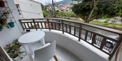 Te presentamos una Megapropiedad para la venta tipo casa dúplex, ubicada en el sector Jardín, Pereira. 

Remodelada, vehicular, con parqueadero privado para dos vehículos, cuenta con 5 habitaciones. También cuenta con una amplia cocina y una generosa sala comedor, tres baños con ducha, zona de ropas y un mirador con vista panorámica. Se encuentra en un lugar tranquilo, residencial, Arborizado, Amplios y variados espacios deportivos y recreativos, vigilancia las 24 horas, excelente ubicación, cerca al centro de la ciudad, a 3 minutos de home center y alkosto, 8 minutos del terminal de transporte y 15 al aeropueto.

