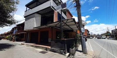 Espectacular local en arriendo en el corazón de San Antonio de Pereira, Rionegro
Se arrienda amplio local comercial estratégicamente ubicado en la zona más concurrida y turística de San Antonio de Pereira. Cuenta con un área total de 256 m², distribuidos en dos plantas (segundo y tercer piso) de 128 m² cada una, con espacios ideales para la implementación de un gastrobar, restaurante o negocio de alto impacto.
En el tercer piso se encuentra una exclusiva terraza panorámica con vista privilegiada a toda la zona comercial, equipada con techo corredizo que permite ofrecer un ambiente cómodo y adaptable a diferentes condiciones climáticas.
La propiedad dispone de todos los servicios públicos y cuatro baños públicos (dos para damas y dos para caballeros), garantizando comodidad para los clientes y el personal.
Canon mensual por piso: $7.000.000.
Canon mensual por ambos pisos: $14.000.000.
Una oportunidad única para posicionar su negocio en uno de los sectores más vibrantes y de mayor flujo comercial en el oriente antioqueño.