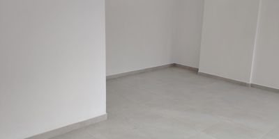 Local de 39mts2 fachada de vidrio, baño, luz trifasica. 