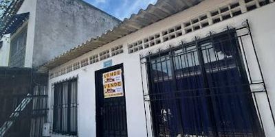 Casa de un piso, en el Barrio Santa Ines antejardín con reja, cuatro habitaciones un closet, salacomedor, patio, area de lavanderia y baño, cocina sencilla . 
Cercano a la Universidad Surcolombiana, Clínica Medilaser sede Norte, Colegios Departamental y Liceo, excelentes vías de ingreso