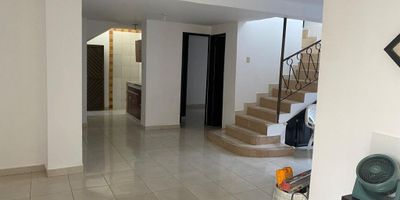 Descubre este apartamento duplex de 75 metros cuadrados distribuidos en 2 habitaciones, 1 baño, sala-comedor, cocina tradicional, area de labores, patio y 1 parqueadero, este inmueble ofrece comodidad, es ideal para quienes buscan un hogar acogedor. No pierdas la oportunidad de vivir en este lugar. ¡Contáctanos ahora para más información y agenda una visita!