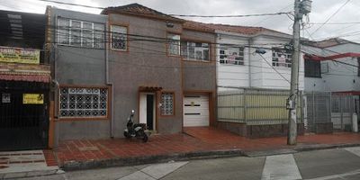 Casa de dos pisos, lote de 20X10 MTS, área 200 M2 y área construida de 316 M2.  Tiene un apartamento de 100 M2, en el primer piso tiene una cocina integral grande, baño social, sala comedor y habitación con baño privado.  Segundo piso, 2 habitaciones con baño privado, habitación principal con sala, zona lavandería y zona de ropa.... En la otra parte de la casa zona habilitada para bodega de 340 M2 o para proyecto de aparta-estudios con 4 habitaciones en el segundo piso, garaje cubierto, puesta eléctrica.  Valor de la casa según avaluó de -Avaluos Capital- julio 2024.  Escuchamos ofertas.